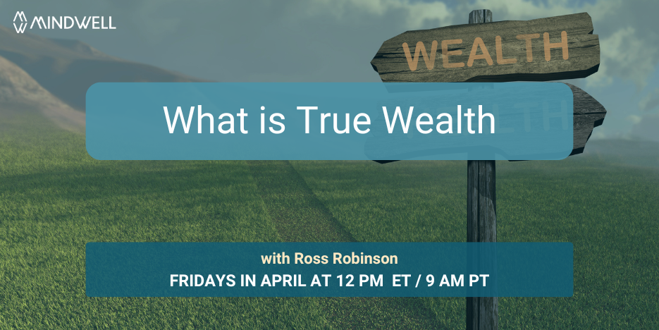 有指示牌的草地小路，上面写着“财富”。