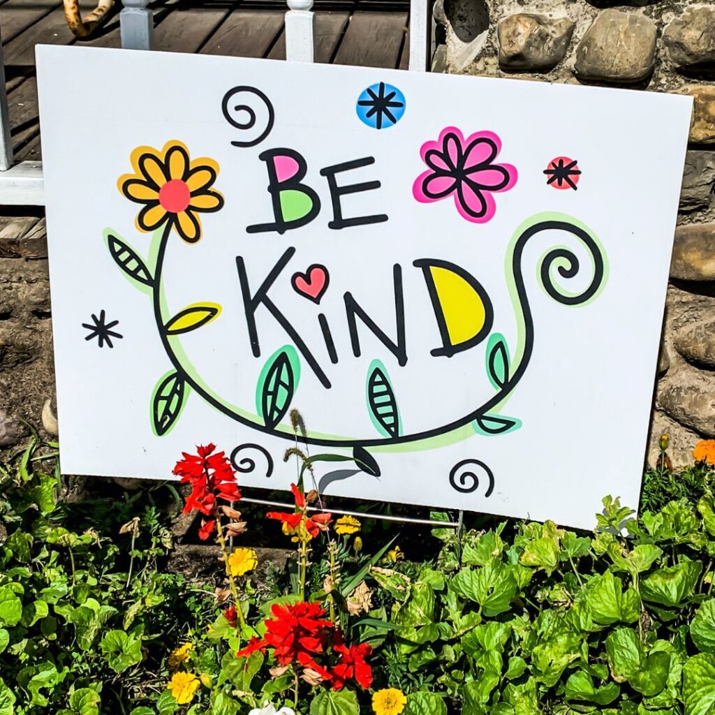 花园里的彩色标牌上写着“友善一点”