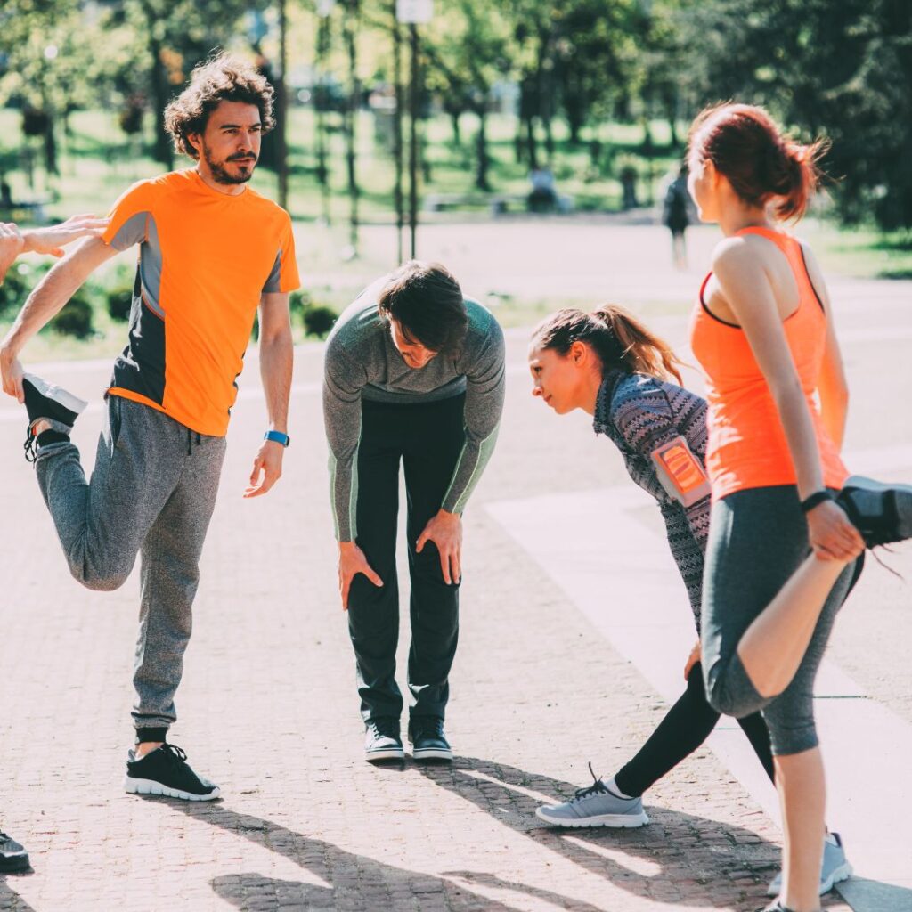 一群年轻人在运动前伸展身体