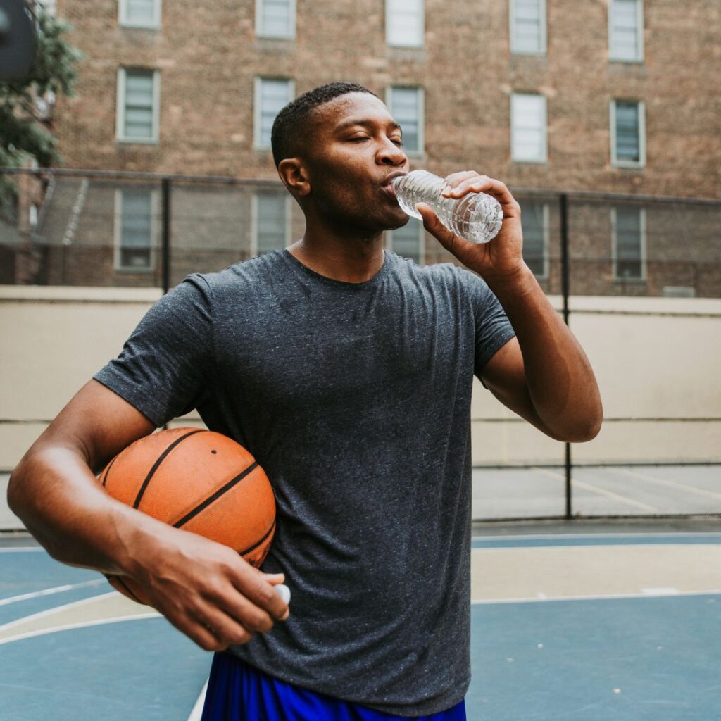 拿着篮球、喝水瓶的家伙。