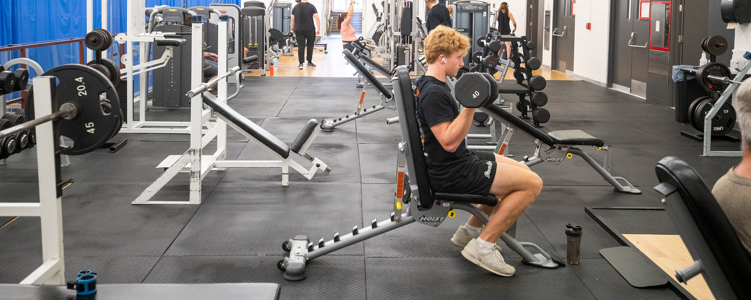 学生在E8足球比分房举重