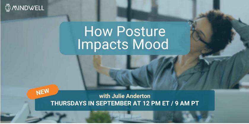 女人在办公桌前伸着脖子