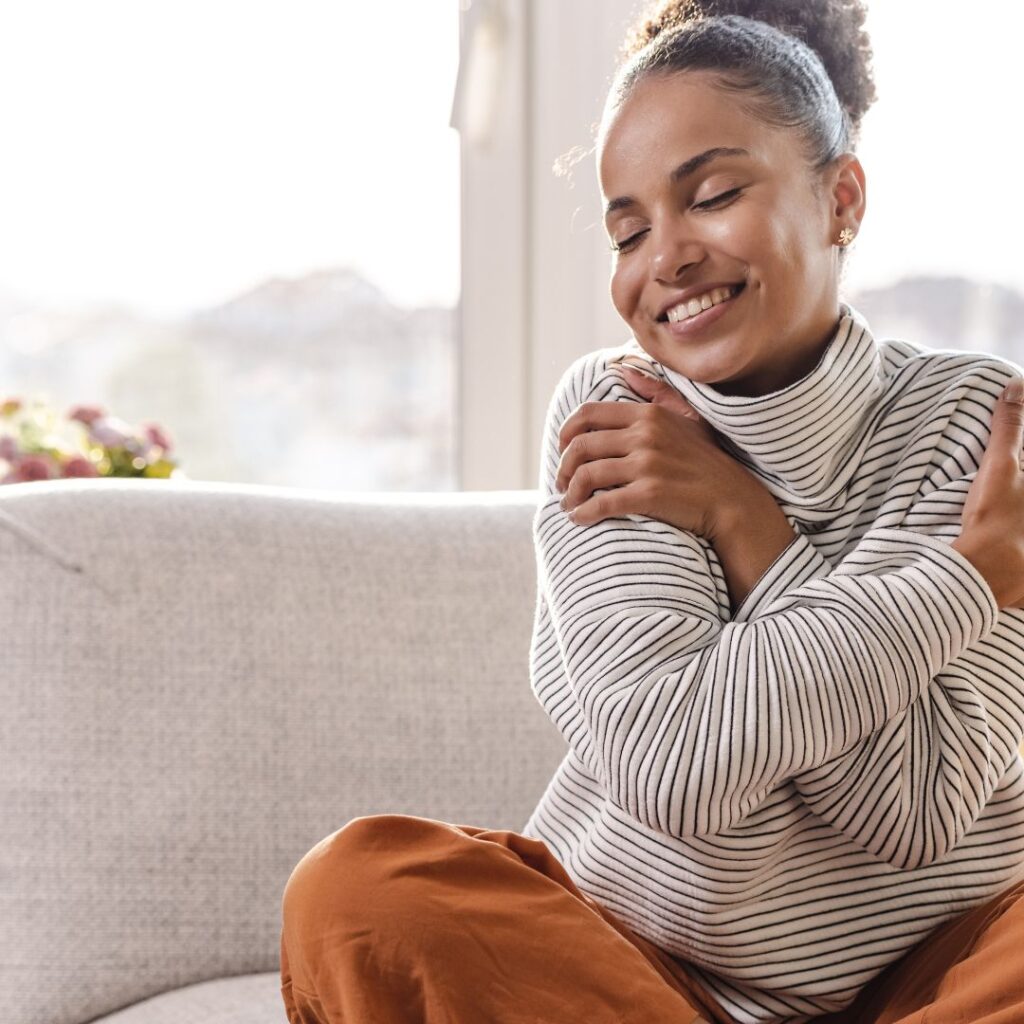 一个女人拥抱自己。