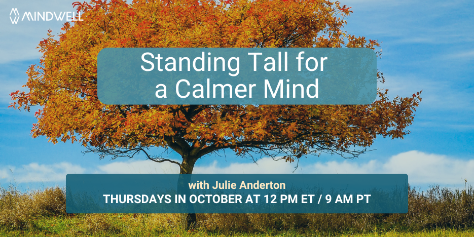 叶子呈秋天颜色的大树