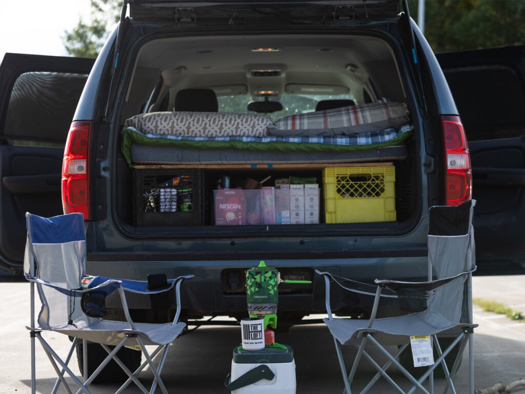 一辆装载着公路旅行的露营车的后部