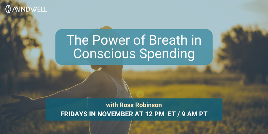 女人张开双臂站着，看着田野里的天空