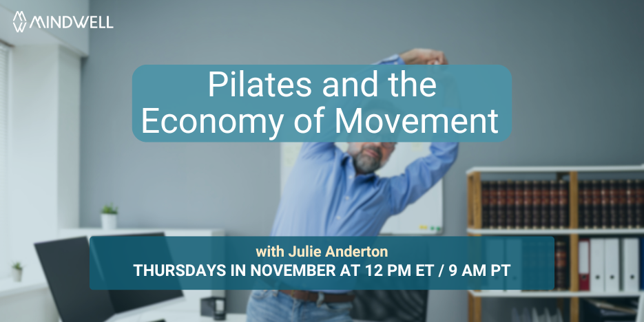 男人在办公桌前将双臂伸过头顶