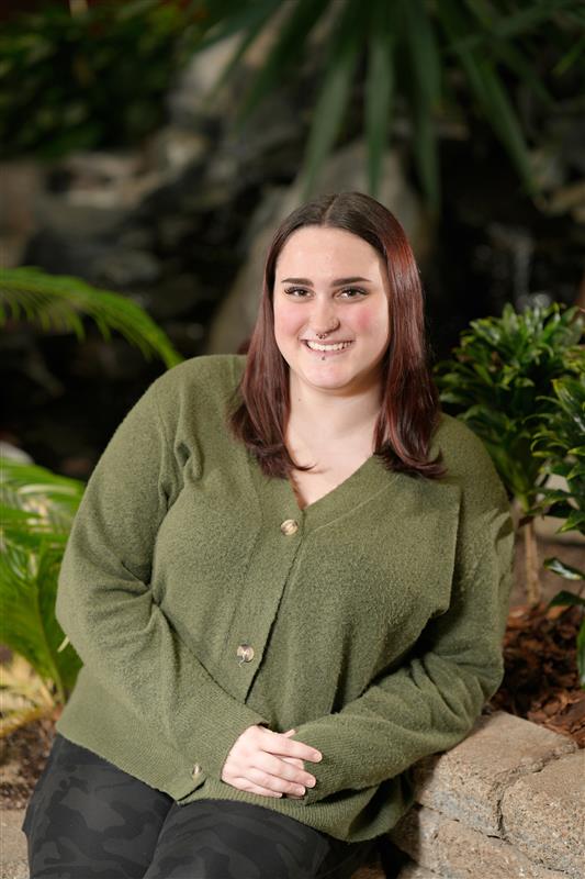 穿绿色毛衣的女学生照片