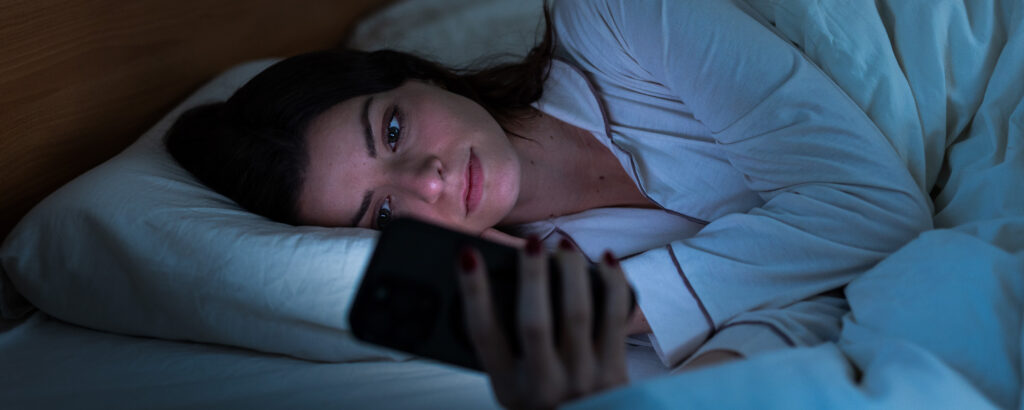 学生试图睡觉，但却在打电话。