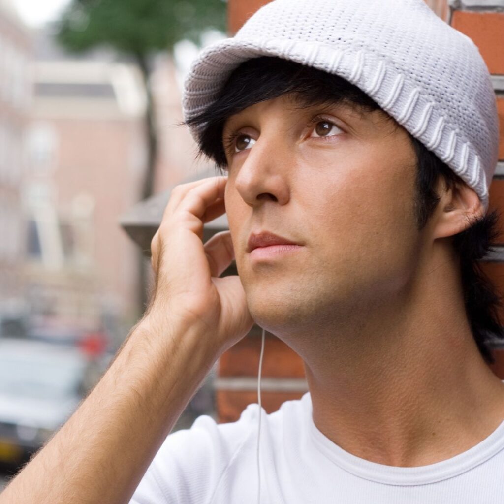 年轻人听着音乐哼着歌。