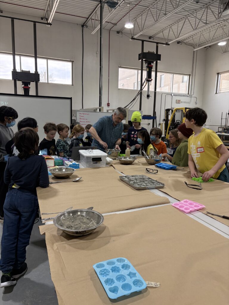 工程讲师 David Poole 向营员演示如何搅拌混凝土