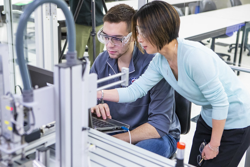 老师和学生与机械