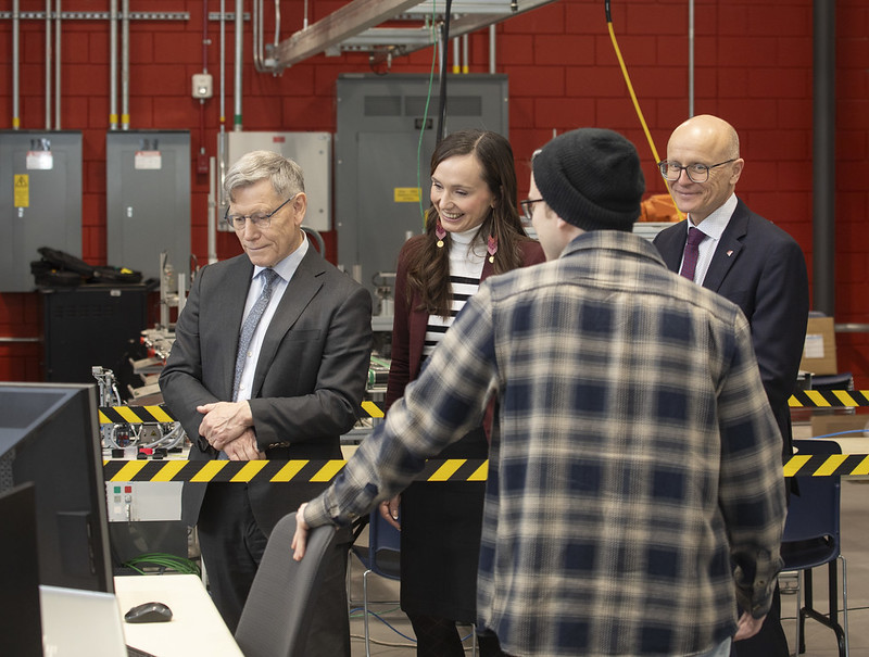 查看机械的学生和合作伙伴