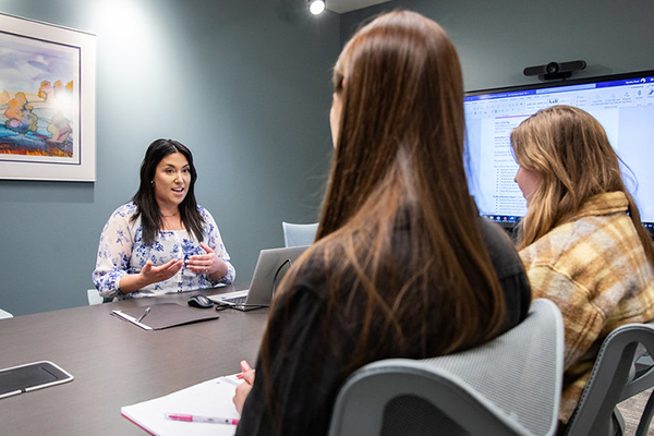 办公桌前的女士