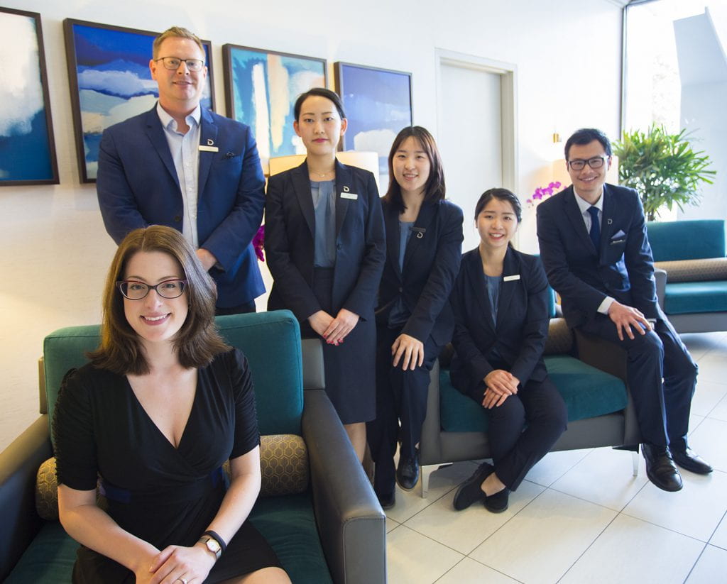 三角洲酒店里一群微笑的人