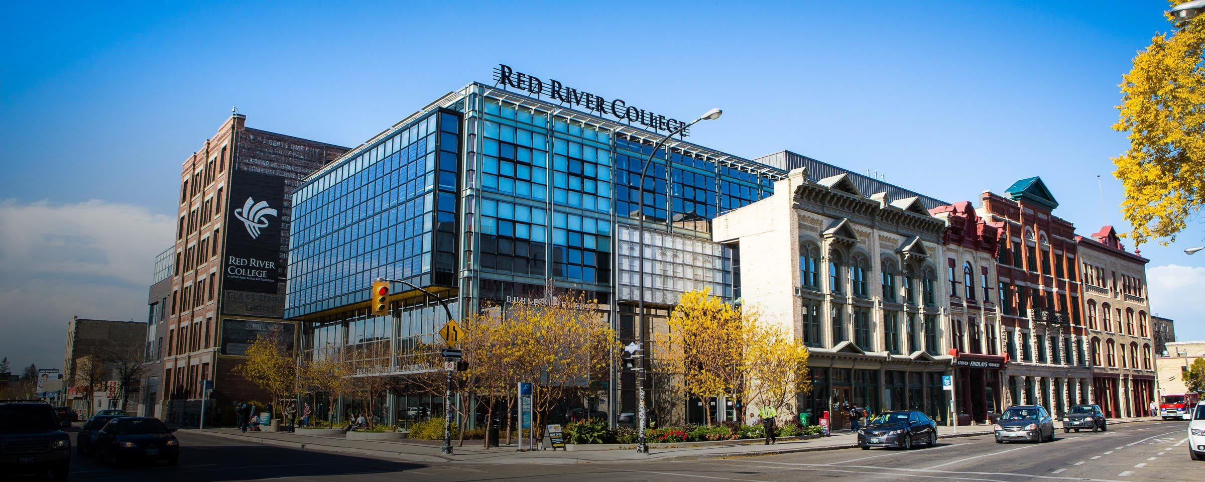 交换区校园图片，突出显示了罗布林大楼。