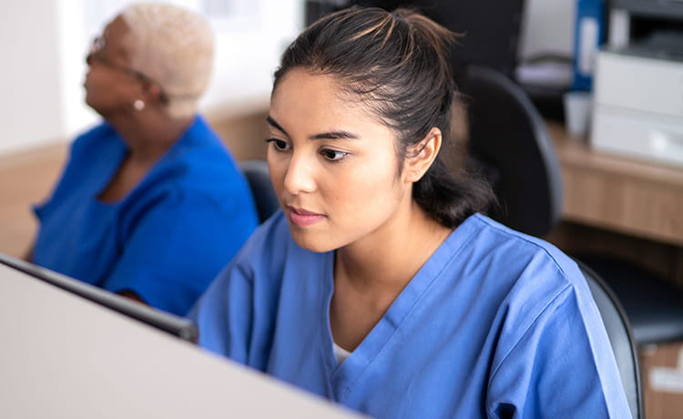 坐在教室里的女人