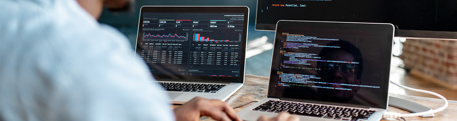 在笔记本电脑上编码的人