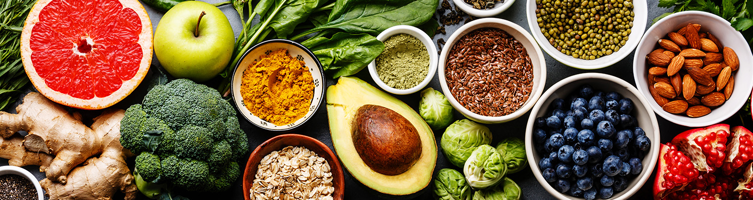 桌子上容器中的食物