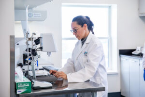 穿着实验室外套的女人正在进行实验