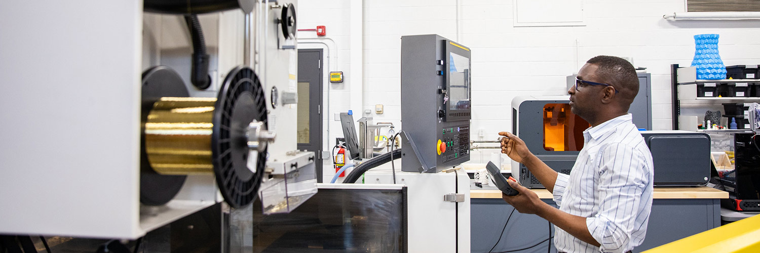 实验室里的人使用机器