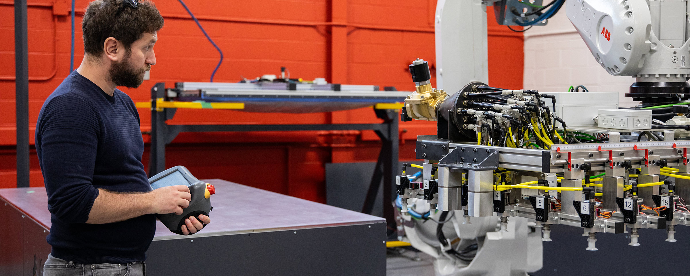 在实验室中使用机器人的人