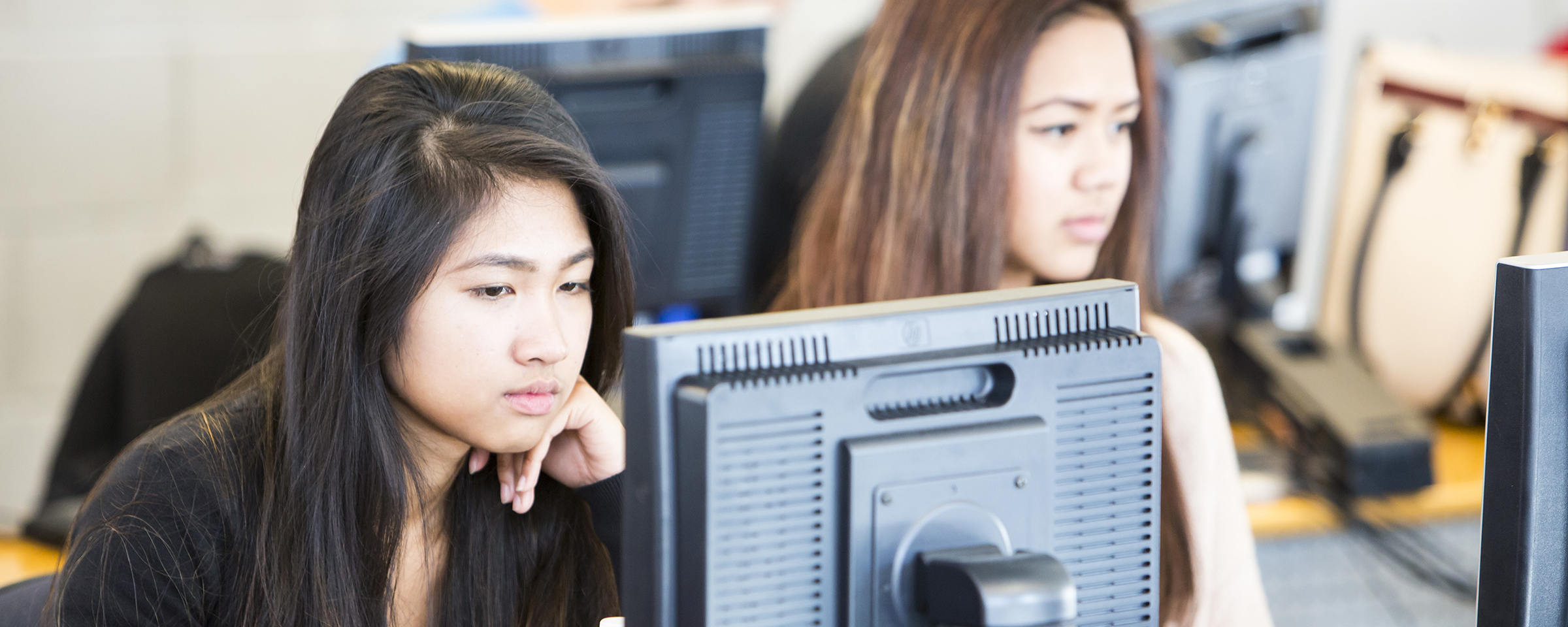 女孩看着电脑显示器