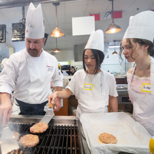 e8体育下载与厨师制作汉堡