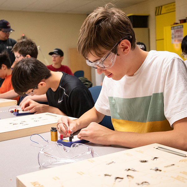 电子产品的年轻人