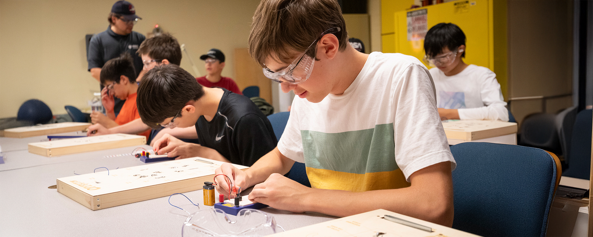 从事电子产品工作的男孩