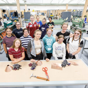 女孩站着对着镜头微笑